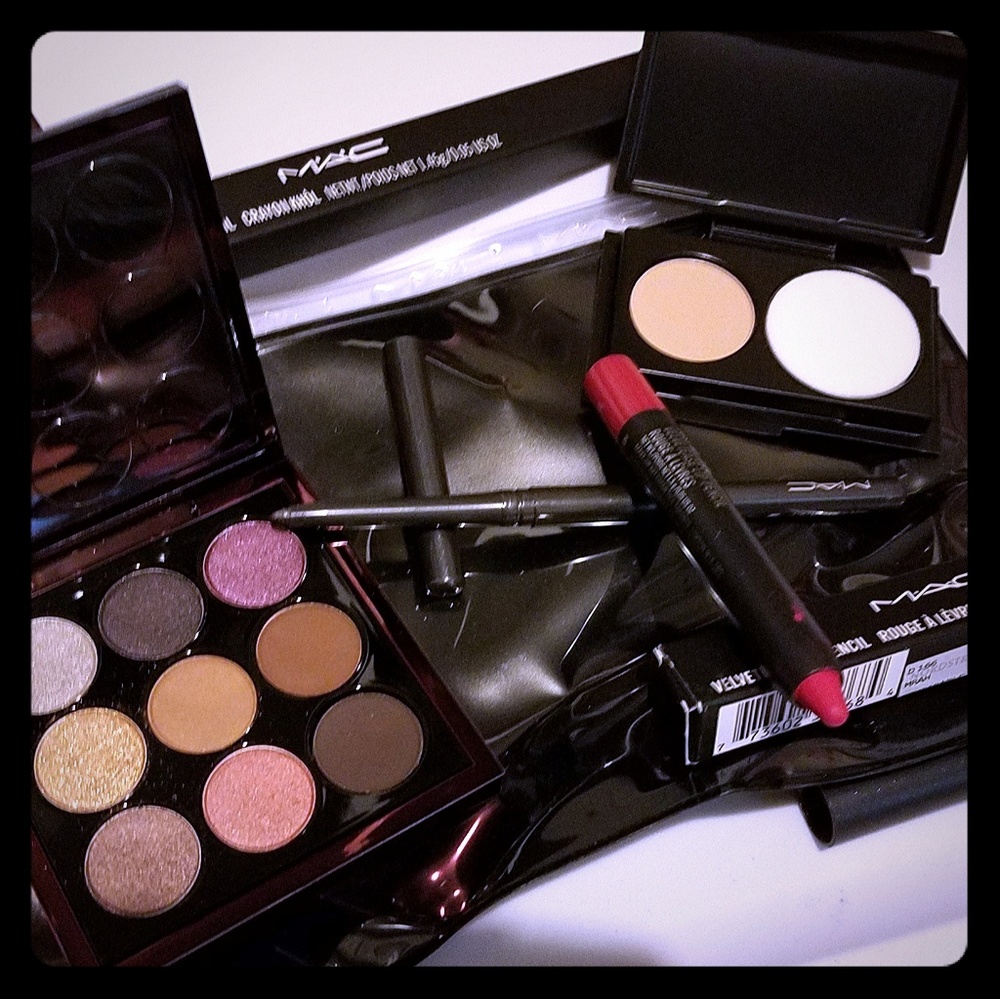 New MAC Cosmetics Bundle - Picture 1 of 8
